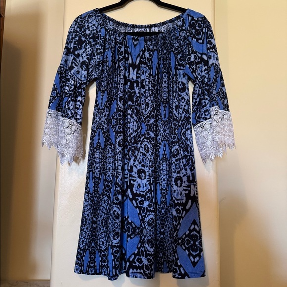 Elegant Blue Patterned Dress with Lace Sleeves - Picture 1 of 3